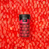'Strawberry & Cream' er en variant med en kærlig symfoni mellem de syrlige røde jordbær og cremet fløde som giver sødmen i denne Love lakridskugle. Inde i midten af denne flotte lyserøde kugle befinder sig en sød-lakrids som er overtrukket med den blødeste hvide chokolade. Det er den perfekte blanding mellem det søde og det syrlige fra de solmodne jordbær.