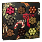 Stor Lakrids by Bülow juleæske med 8 varianter – Classic Caramel, Crispy Raspberry, Double Chocolate, Salmiak, Sour Strawberry, The Original, Salt & Caramel og Dark & Sea Salt – luksuriøs lakrids julegave