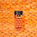 Peaches er en lakridsvariant med hvid fersken chokolade og et hint af passionsfrugt. Inde i midten af denne flotte orange kugle befinder sig en sød lakrids og hele herligheden er indpakket i en knasende sprød sugar-coat, som er prikken over i'et.