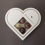 blåt chokoladehjerte med 4 fyldte chokolader i, med forskelligt fyld