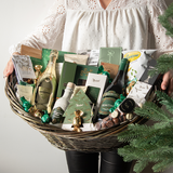 Stor julekurv med eksklusive delikatesser, chokolade, lakrids og julespecialiteter, smukt anrettet i fletkurv med cellofan og gavebånd