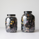 Assorteret gavebøtte med Lakrids by Bülow’s varianter A-F, pakket i små flowpacks og ideel som delingsgave til virksomheder, afdelinger eller lakridselskere.