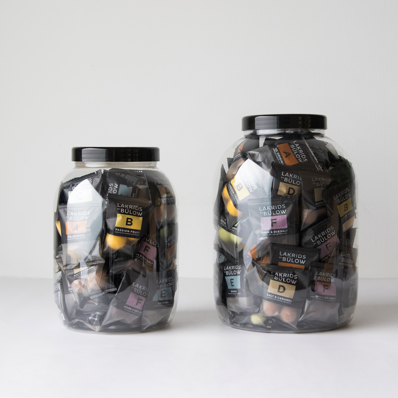 Assorteret gavebøtte med Lakrids by Bülow’s varianter A-F, pakket i små flowpacks og ideel som delingsgave til virksomheder, afdelinger eller lakridselskere.