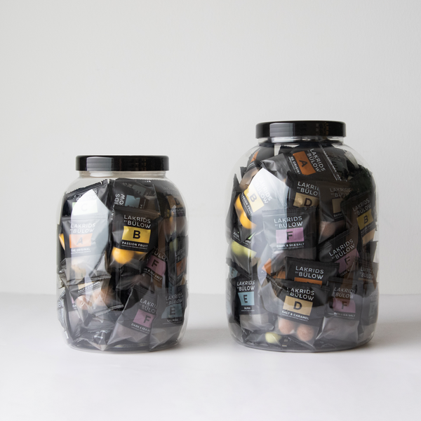 Delikat gavebøtte fyldt med 50 stk. Lakrids by Bülow i smagsvarianterne A–F, pakket i små flowpacks og velegnet som eksklusiv delingsgave.