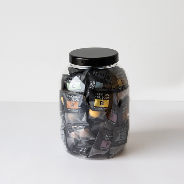 Mixbøtte med 50 chokoladedragerede lakridser fra Lakrids by Bülow, indeholdende seks populære smagsvarianter i varierende fordeling.