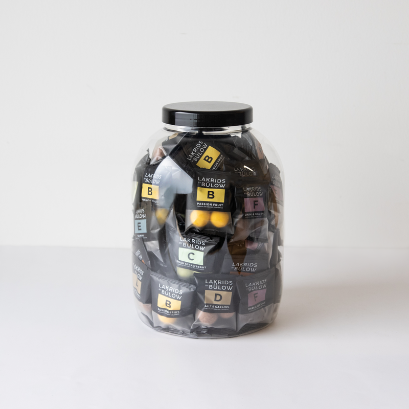 Mixbøtte med 80 individuelle Lakrids by Bülow-lakridser i seks smagsvarianter, velegnet som luksuriøs snack eller som delikat gave.