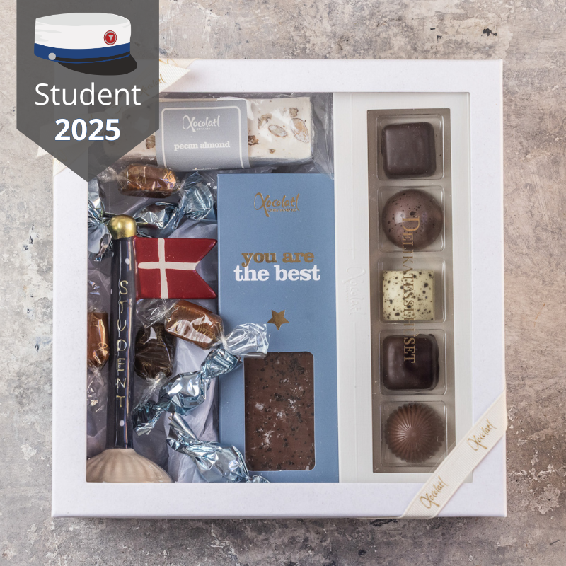 Gaveæske til den nye student med chokolade og et keramikflag med teksten "student"