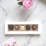 Chokoladegaveæske med 5 fyldte chokolader med forskelligt fyld