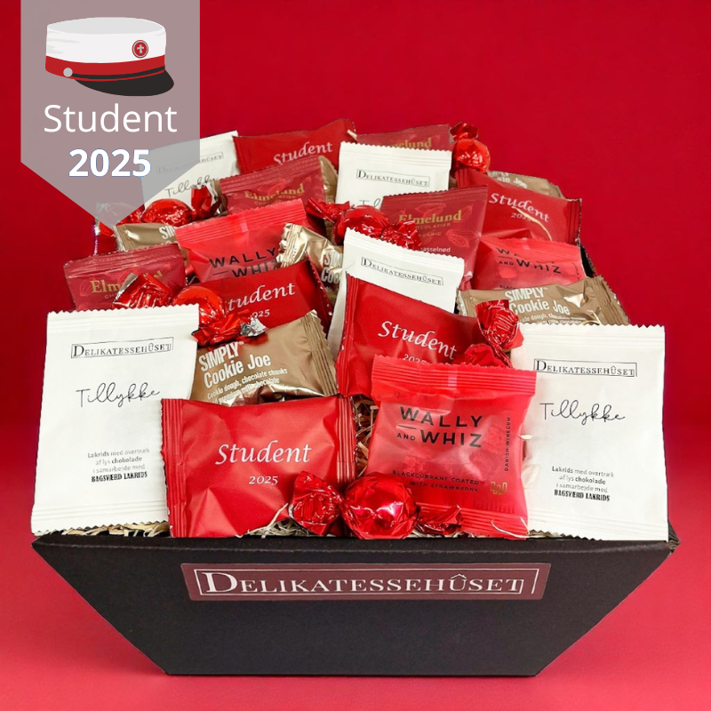 Gavekurv til den røde student med forskellige danske lækkerier såsom chokolade, lakrids og vingummi
