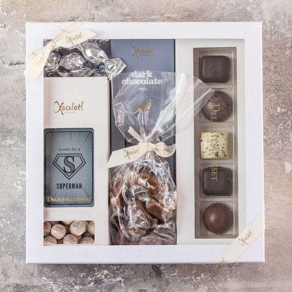 Gaveæske med fyldte chokolader, dragerede hasselnødder og karameller. Perfekt gave til manden der har alt eller til Fars dag.