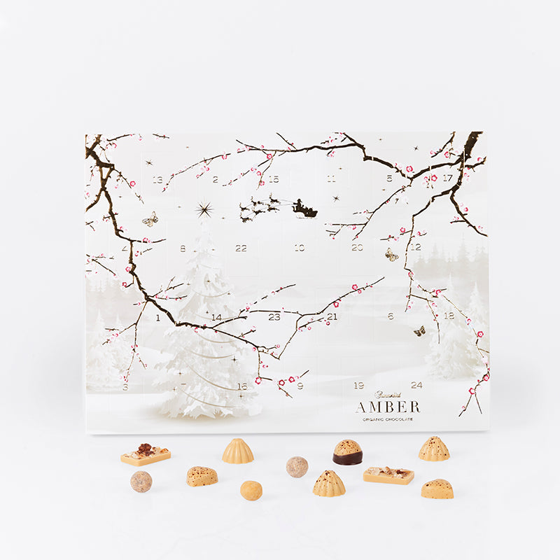 Summerbird Amber julekalender med 24 låger fyldt med chokoladebarer, fyldte chokolader, trøfler og dragéer lavet af den ikoniske Amber chokolade.