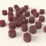 Vegansk skovbær gourmetvingummi uden gelatine, drysset med naturligt skovbærpulver og dækket af syrlig sukkercoating