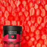 'Strawberry & Cream' er en variant med en kærlig symfoni mellem de syrlige røde jordbær og cremet fløde som giver sødmen i denne Love lakridskugle. Inde i midten af denne flotte lyserøde kugle befinder sig en sød-lakrids som er overtrukket med den blødeste hvide chokolade. Det er den perfekte blanding mellem det søde og det syrlige fra de solmodne jordbær.