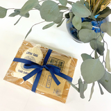 Indpakket gave, med skærebræt fra Bagsværd Lakrids og Læsø Salt