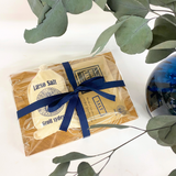 Indpakket gave, med skærebræt fra Bagsværd Lakrids og Læsø Salt