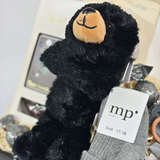 Gavekurv til nybagte forældre med praktiske babyprodukter og lækre delikatesser til familien