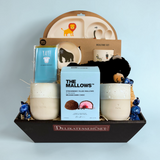 Lyseblå barselsgave med Mama & Papa krus, bamse og chokolade – gavekurv til dreng