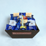 Blå farsdagsgavekurv med håndlavet keramikflag fra Speedtsberg, chokoladetrøfler, vingummi og chokoladekugler