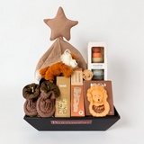 Gavekurv til nyfødt baby med nusseklud, sut, babyfutter, krammebamse, stabletårn og chokolade