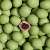 Flowpack fra Lakrids by Bülow med smag af friske, syrlige, grønne jordbær. Rød chewy lakrids og hvid chokolade.