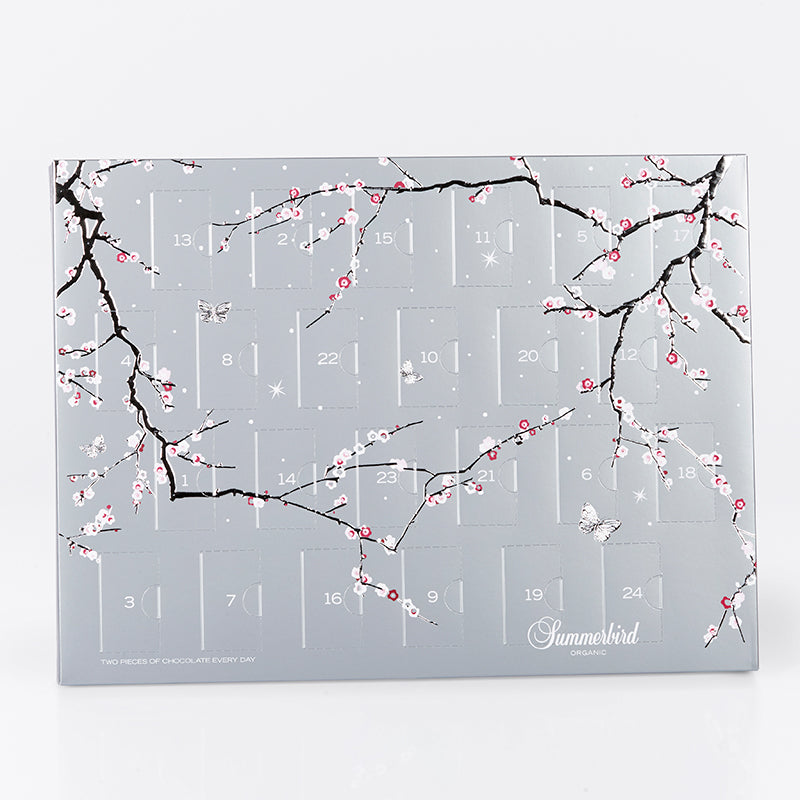 Eksklusiv Summerbird julekalender med klassiske og sæsonbestemte chokolader i elegant sølvdesign.