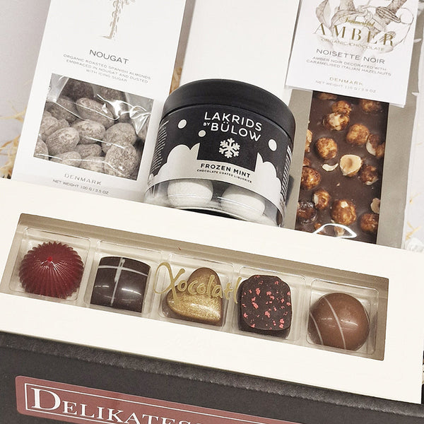 Gavekurv - snehvid julekurv med lækkert fra Summerbird, Lakrids by Bülow og Xocolatl