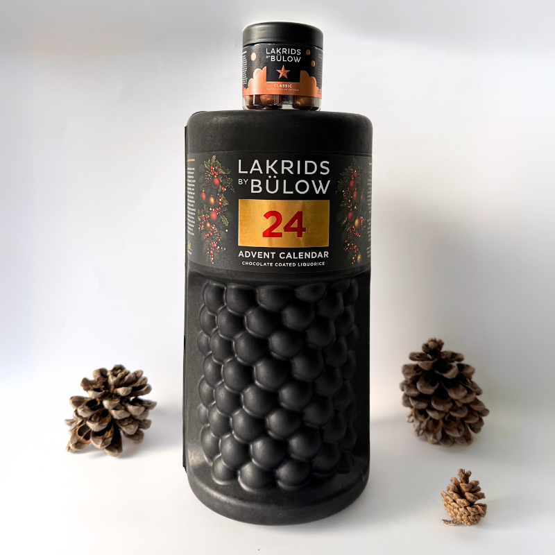 Lakrids by Bülow familiejulekalender med 24 låger i form af en stor rund bøtte, fyldt med gourmetlakrids til 4 personer.	
