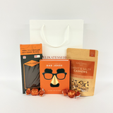 Gavepose til far med far-jokes bog, chokoladeplade og cashewnødder