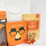 Gavepose til far med far-jokes bog, chokoladeplade og cashewnødder