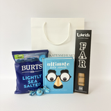 Gavepose til far med jokesbog, havsaltchips og Bagsværd Lakrids