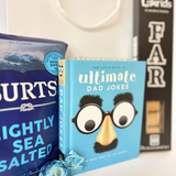 Gavepose til far med jokesbog, havsaltchips og Bagsværd Lakrids