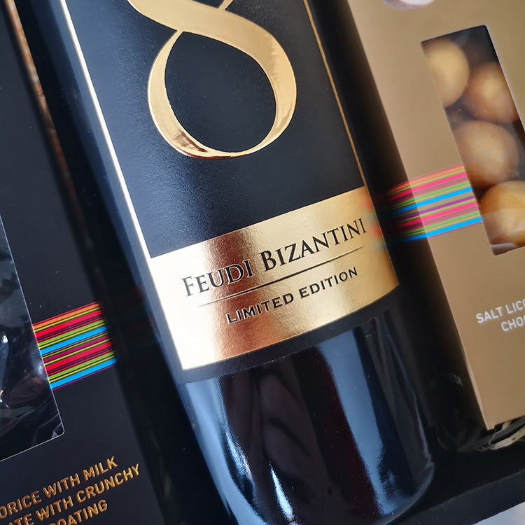 Gavekurv med prisvindende italiensk vin og lakrids og chokolade