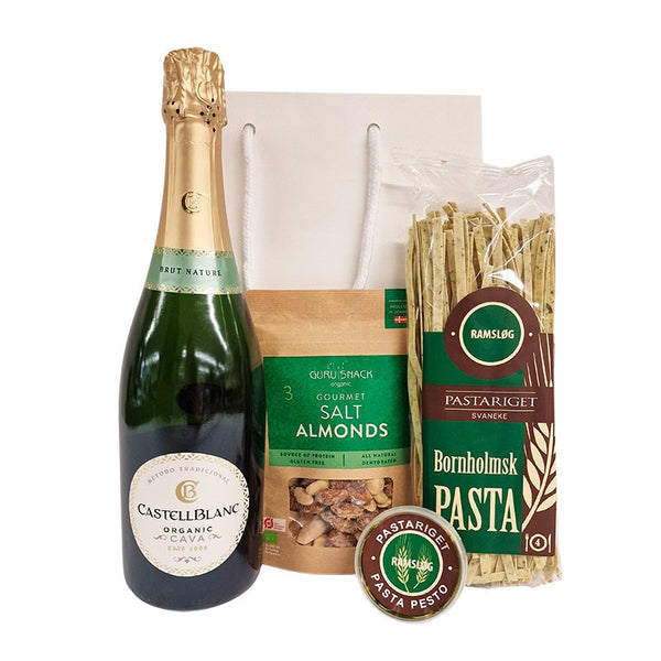Flot gavepose med cava og salte delikatesser