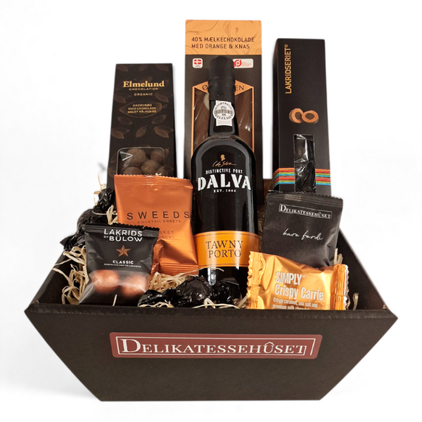 Julekurv med lækkerier som portvin, lakrids og chokolade