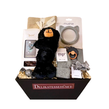 Sød barselsgave fyldt med blød bamse, suttesnor, bidering, kiksekugler og chokoladekugler