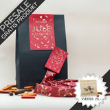 Dansk julekalender med håndlavet lakridskonfekt fra Hattesens Konfektfabrik – rød pose med 2,5 meter lang guirlande fyldt med konfekt i smagene jordbær, blodappelsin, ingefær, lakrids og chokolade. Nr: 2 Håndlavet lakridskonfekt fra Ærø i en julekalender – enkel rød pose med guirlande af farverigt konfekt i fem forskellige smagsvarianter.	