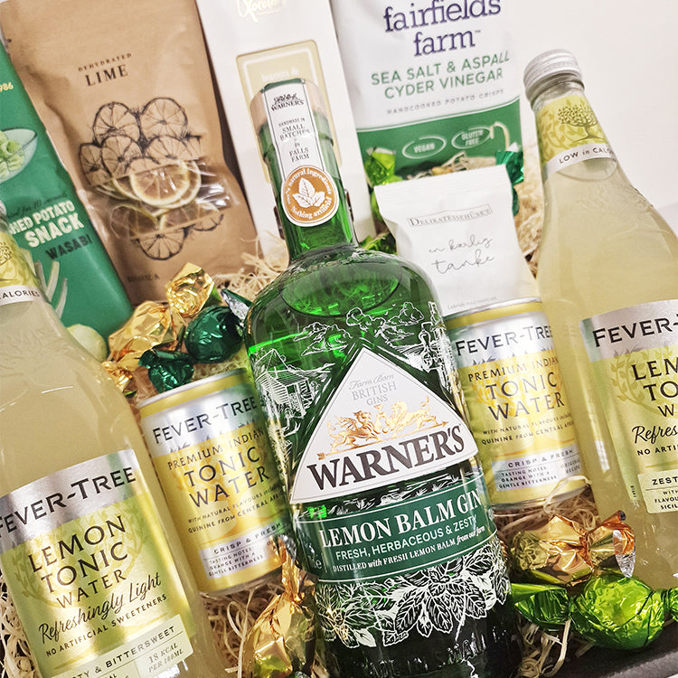 Gavekurv med Gin og tonic. Kurven indeholder en lækker Lemon gin fra Warners og diverse tonic og krydrede snacks
