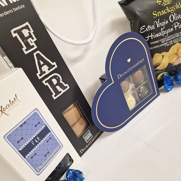 Gavepose med lakrids, chokolade og chips. En sød gave til din far på Fars dag.