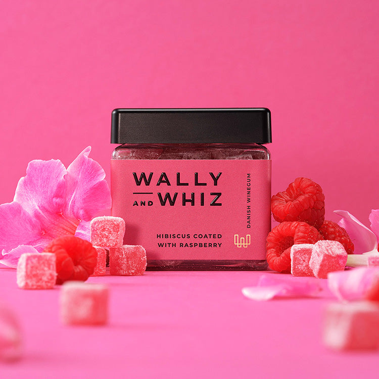 Wally & Whiz Hibiscus vingummi vendt i Hindbær-pulver    Smagen er pink! Den let syrlige smag af hibiscus komplementeres af den fine smag af søde hindbær.  Dette er hurtigt blevet en sommer favorit hos os! En blanding mellem sydens sol og sommerferie, og den danske sensommer med dens overmodne hindbær, lige til at plukke. Det er et møde mellem det bedste fra to verdener - Det pæredanske og det eksotiske.