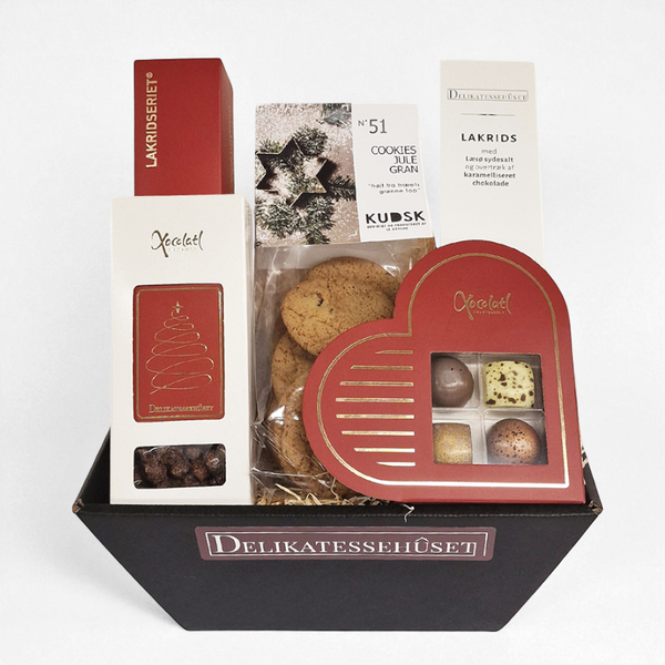 Julekurv med en masse søde lækkerier og cookies