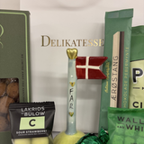 Hvid gavepose til far med keramikflag, Hjertelig Tillykke karameller, chips og Økoladen pålægschokolade