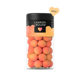 Peaches er en lakridsvariant med hvid fersken chokolade og et hint af passionsfrugt. Inde i midten af denne flotte orange kugle befinder sig en sød lakrids og hele herligheden er indpakket i en knasende sprød sugar-coat, som er prikken over i'et. 