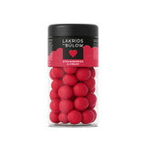 'Strawberry & Cream' er en variant med en kærlig symfoni mellem de syrlige røde jordbær og cremet fløde som giver sødmen i denne Love lakridskugle. Inde i midten af denne flotte lyserøde kugle befinder sig en sød-lakrids som er overtrukket med den blødeste hvide chokolade. Det er den perfekte blanding mellem det søde og det syrlige fra de solmodne jordbær.