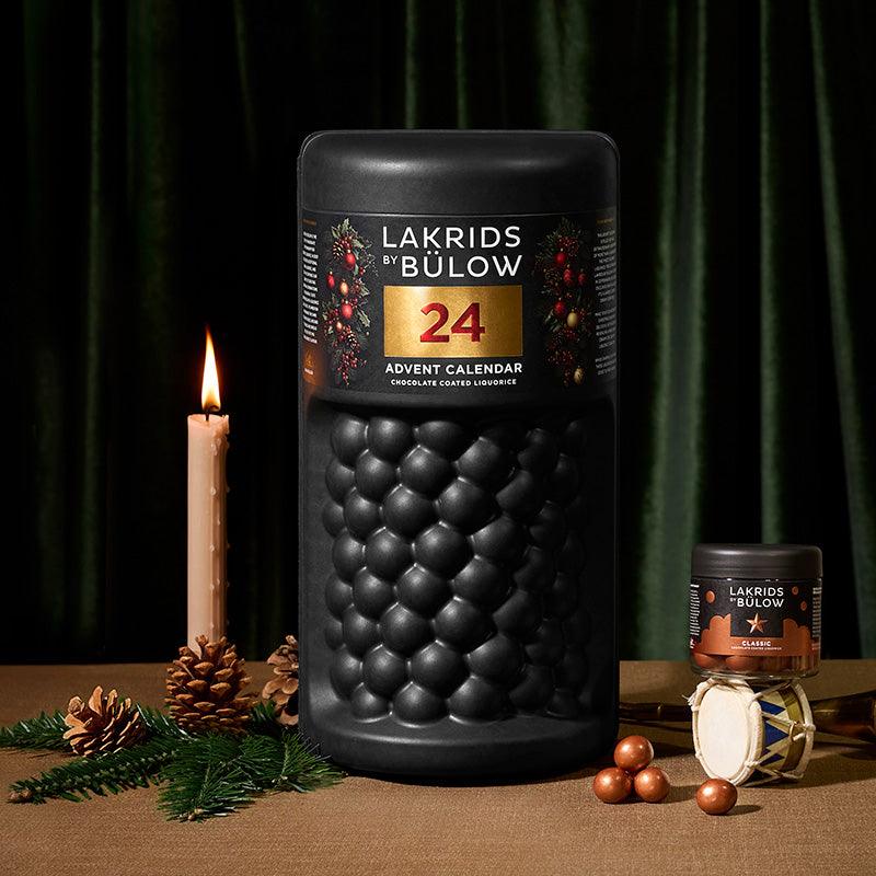 Lakrids by Johan Bülow familiejulekalender med 24 låger i form af en stor rund bøtte, fyldt med gourmetlakrids til 4 personer.	