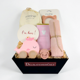 Lyserød barselsgavekurv til babypige med milepælskort, bidering, trædyr, sut, stofble og belgisk chokolade