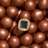 Classic Caramel Regular fra Lakrids by Bülow – sød lakrids overtrukket med karamelliseret hvid chokolade og et strejf af havsalt.