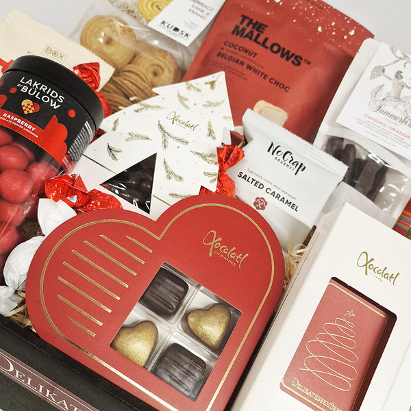 Julens smukkeste julekurv med danske lækkerier. Her er både chokolade, lakrids, karameller og småkager fra de førende danske gourmetbrands.