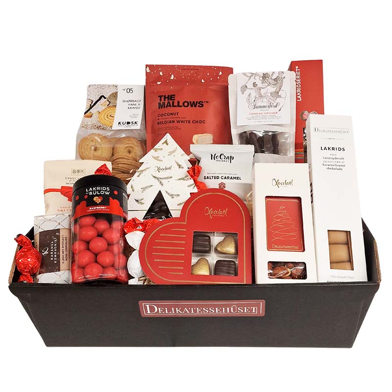 Julens smukkeste julekurv med danske lækkerier. Her er både chokolade, lakrids, karameller og småkager fra de førende danske gourmetbrands.