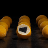 I midten er et stykke&nbsp;sød lakrids&nbsp;fra Lakrids by Bülow - håndlavet af kvalitets-råvarer på verdens bedste lakridsfabrik. Udenom er et lag&nbsp;hvid belgisk