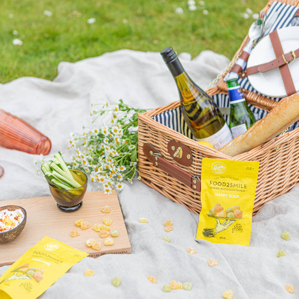 Sukkerfrie veganske vingummier formet som små hjerter med smag af appelsin, lime og æble – frisk og syrlig slik uden gluten, perfekt som sommersnack.